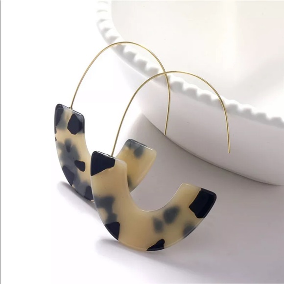 J’s Closet Boutique Jewelry - Geometric Dangle Earrings (Bloggers Favorite)